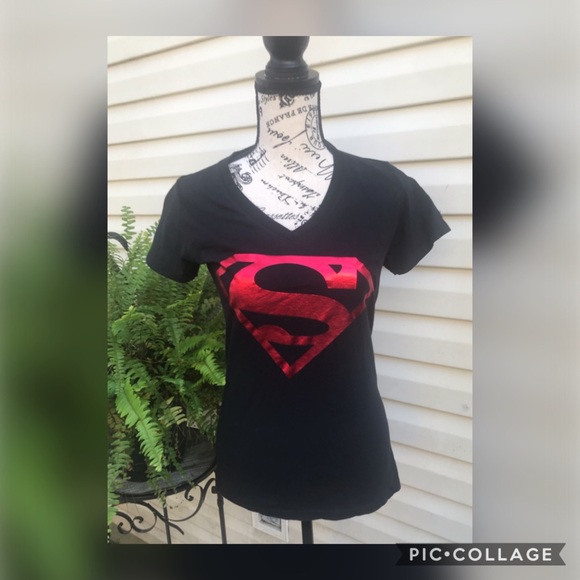 DC Comics Tops - EUC Superman V Neck Black Fitted Tee - Size Large